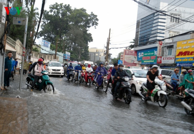 TP.HCM xuất hiện nhiều điểm ngập sau cơn mưa nhanh - Ảnh 1.