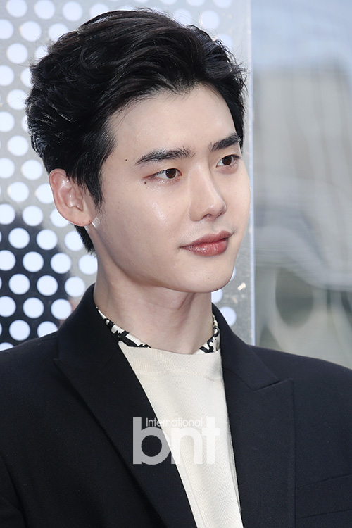 Cận cảnh làn da trắng hơn sứ của mỹ nam Lee Jong Suk - Ảnh 5.