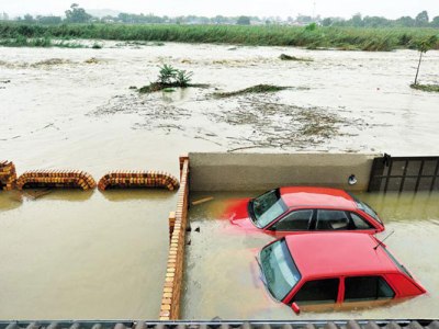 Lũ quét gây ngập nặng ở Nam Phi - Ảnh 3.