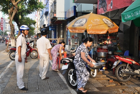 Cùng Hà Nội, TP.HCM, Đà Nẵng cũng ra quân lập lại trật tự vỉa hè - Ảnh 1.