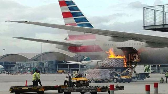 Máy bay của hãng American Airlines bốc cháy tại sân bay quốc tế Hong Kong (Trung Quốc) - Ảnh 1.