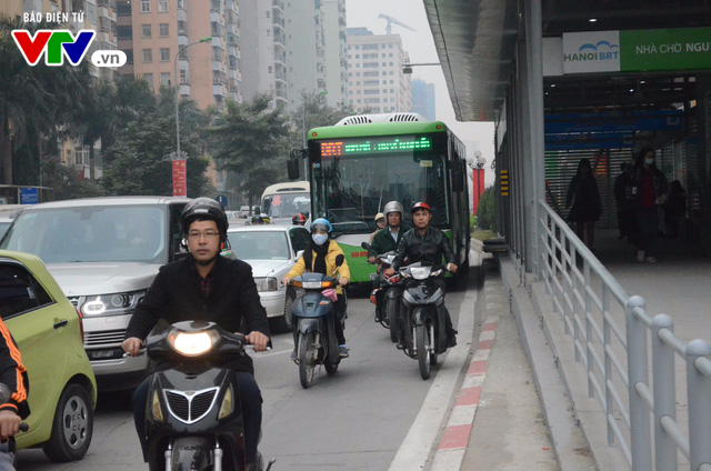 Xe bus nhanh BRT khổ sở trên đường sau kỳ nghỉ lễ - Ảnh 5.