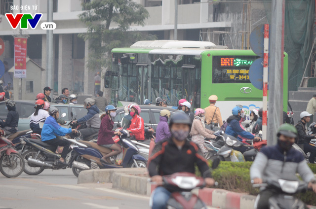 Xe bus nhanh BRT khổ sở trên đường sau kỳ nghỉ lễ - Ảnh 6.