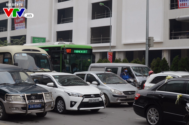 Xe bus nhanh BRT khổ sở trên đường sau kỳ nghỉ lễ - Ảnh 1.