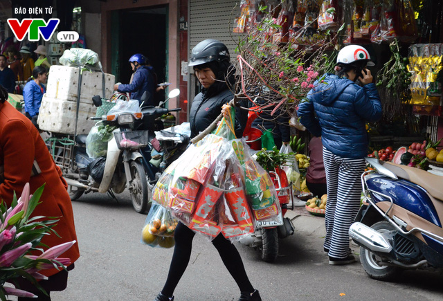 Người dân tấp nập mua sắm chuẩn bị lễ cúng ông Công ông Táo - Ảnh 8.