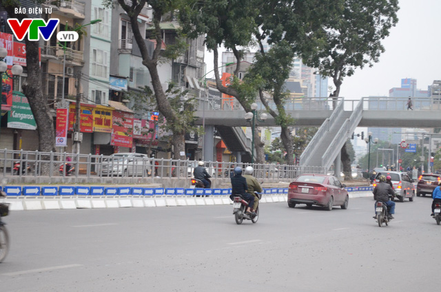 Bắt đầu lắp dải phân cách ưu tiên buýt nhanh ở Hà Nội - Ảnh 6.