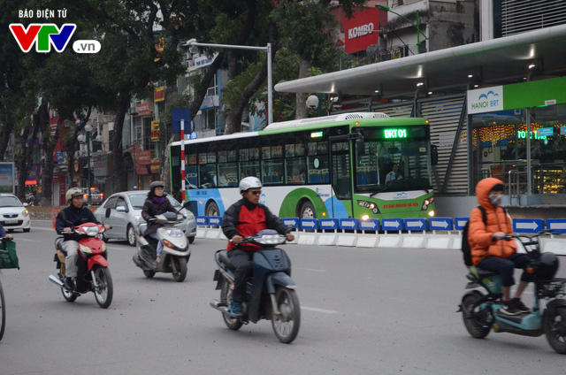 Bắt đầu lắp dải phân cách ưu tiên buýt nhanh ở Hà Nội - Ảnh 11.