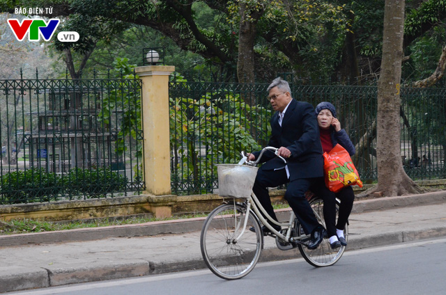 Ngắm Hà Nội yên bình, lạ lẫm trong sáng mùng 1 Tết - Ảnh 3.