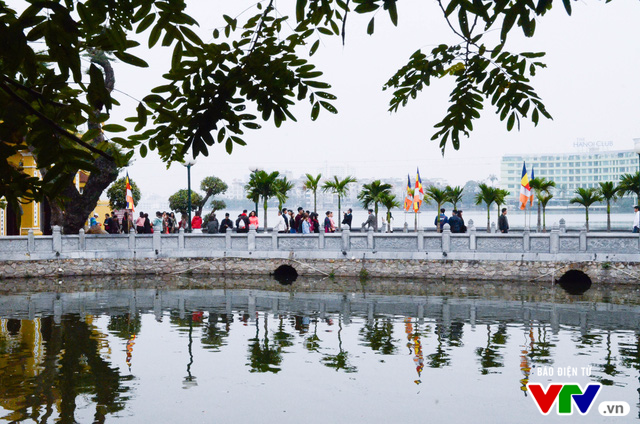 Ngắm Hà Nội yên bình, lạ lẫm trong sáng mùng 1 Tết - Ảnh 1.