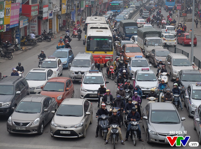 Nghẹt thở đường phố Hà Nội những ngày cận Tết - Ảnh 3.