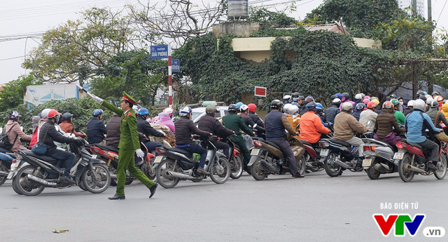 Nghẹt thở đường phố Hà Nội những ngày cận Tết - Ảnh 9.