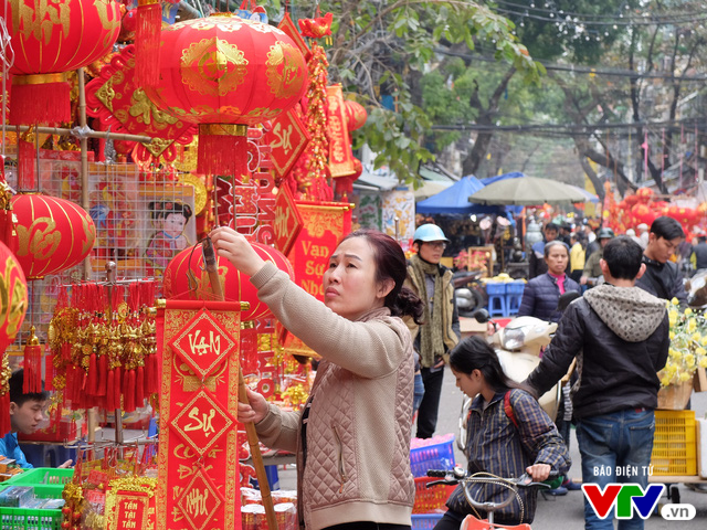 Người dân tranh thủ mua đồ trang trí trong ngày Chủ nhật cuối cùng của năm Bính Thân - Ảnh 1.