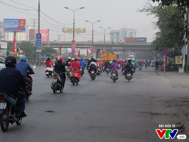 Ngày đầu trở lại làm việc, đường phố Hà Nội thông thoáng lạ thường - Ảnh 1.