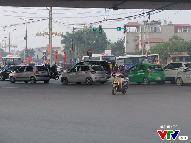 Ngày đầu trở lại làm việc, đường phố Hà Nội thông thoáng lạ thường - Ảnh 2.