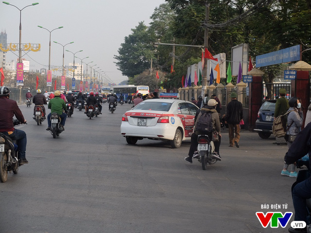 Ngày đầu trở lại làm việc, đường phố Hà Nội thông thoáng lạ thường - Ảnh 3.