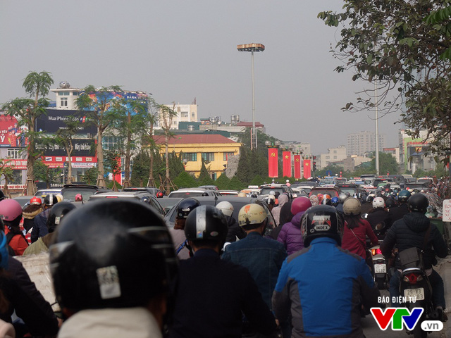 Ngày đầu trở lại làm việc, đường phố Hà Nội thông thoáng lạ thường - Ảnh 8.