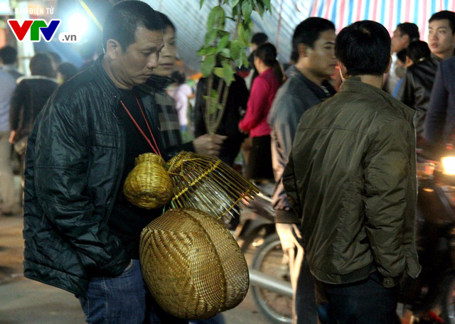 Chen chân đi chợ Viềng mua may bán rủi đêm mùng 7 Tết - Ảnh 17.