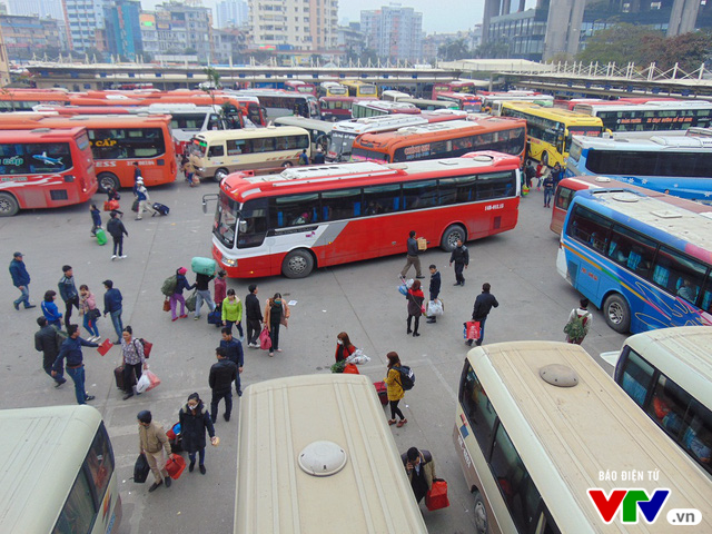 Người dân mách tăng giá vé, nhồi nhét khách nhiều nhất Tết Nguyên đán - Ảnh 1.