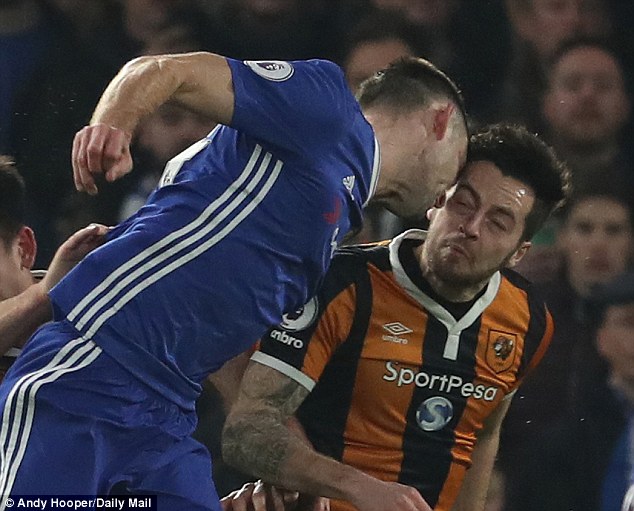 Ryan Mason phải phẫu thuật sọ sau cú va chạm với Gary Cahill - Ảnh 1.