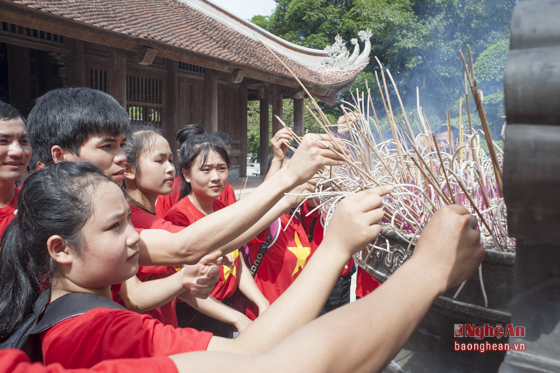 Hàng vạn du khách hành hương về quê Bác trong dịp nghỉ lễ 30/4 - Ảnh 2.