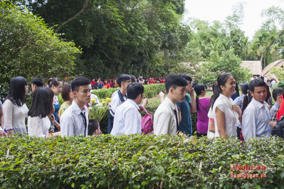 Hàng vạn du khách hành hương về quê Bác trong dịp nghỉ lễ 30/4 - Ảnh 4.