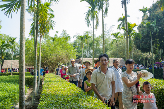 Hàng vạn du khách hành hương về quê Bác trong dịp nghỉ lễ 30/4 - Ảnh 5.