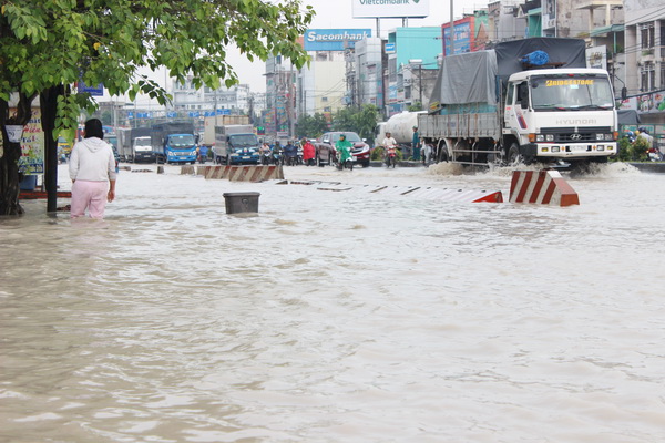 Mưa lớn gây ngập Quốc lộ 51, Đồng Nai - Ảnh 1.