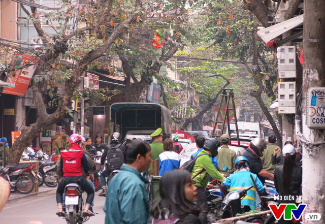 Hà Nội tiếp tục ra quân “đòi lại” vỉa hè - Ảnh 1.