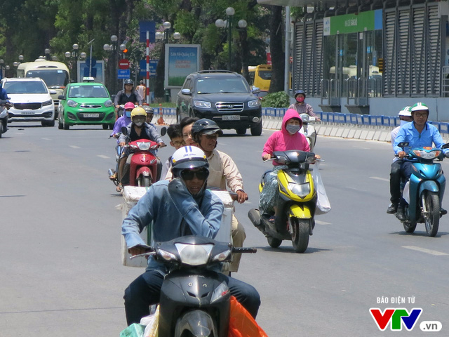 Người dân Hà Nội quay cuồng giữa cái nắng như thiêu đốt - Ảnh 3.