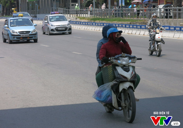 Người dân Hà Nội quay cuồng giữa cái nắng như thiêu đốt - Ảnh 2.