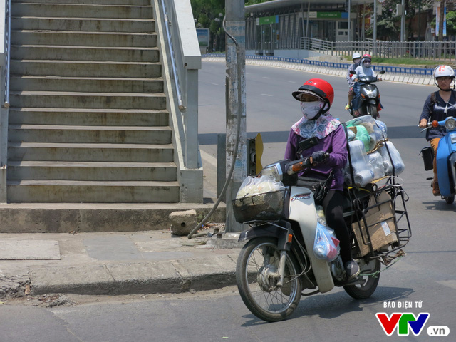 Người dân Hà Nội quay cuồng giữa cái nắng như thiêu đốt - Ảnh 6.