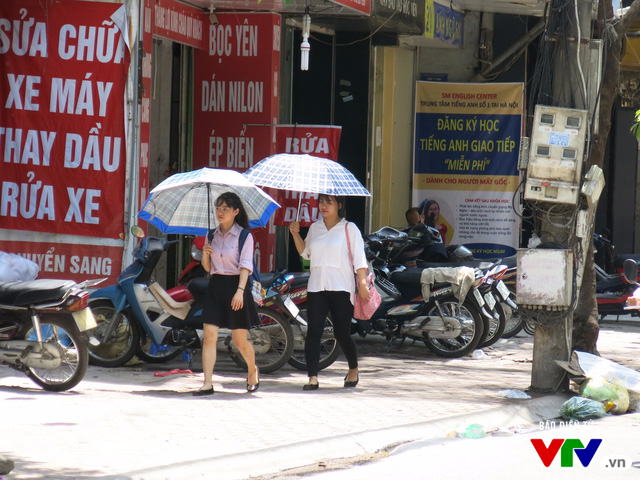 Người dân Hà Nội quay cuồng giữa cái nắng như thiêu đốt - Ảnh 4.