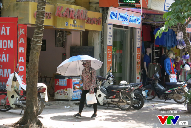 Người dân Hà Nội quay cuồng giữa cái nắng như thiêu đốt - Ảnh 5.