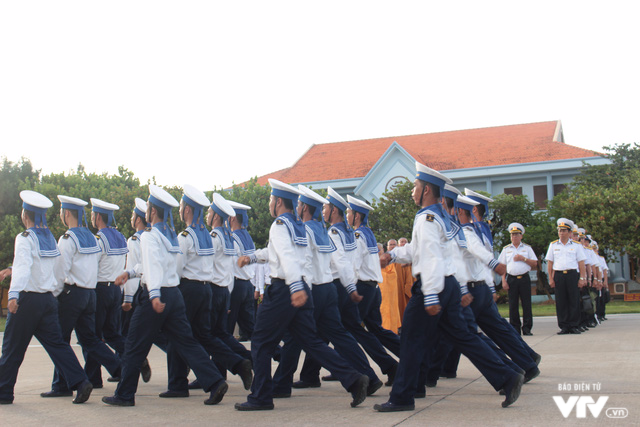 Trang nghiêm Lễ chào cờ trên đảo Trường Sa Lớn - Ảnh 6.