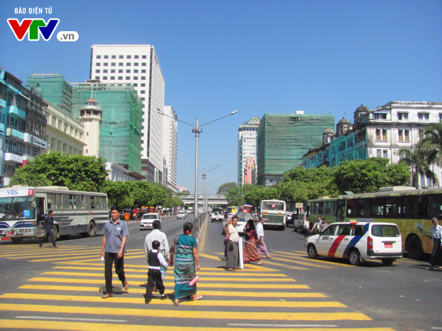 Cảnh giao thông tại Yangon (Myanmar) sau 10 năm cấm xe máy - Ảnh 2. Cảnh giao thông tại Yangon (Myanmar) sau 10 năm cấm xe máy - Ảnh 2.