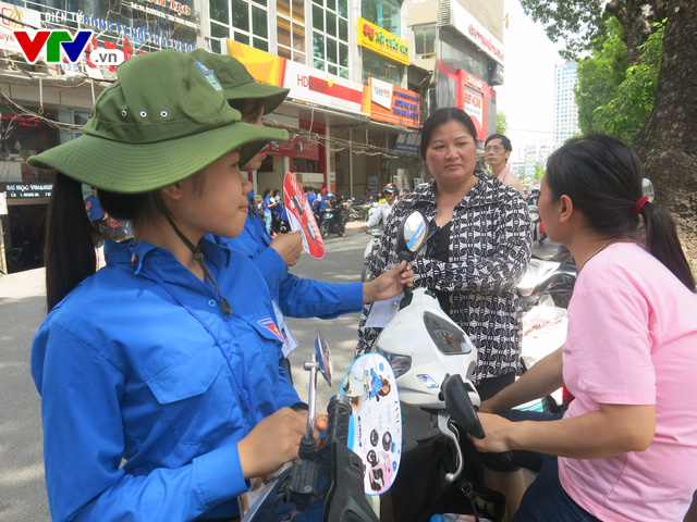 Thi THPT Quốc gia 2017: Phụ huynh thấp thỏm ngồi đợi con ngoài phòng thi - Ảnh 7.