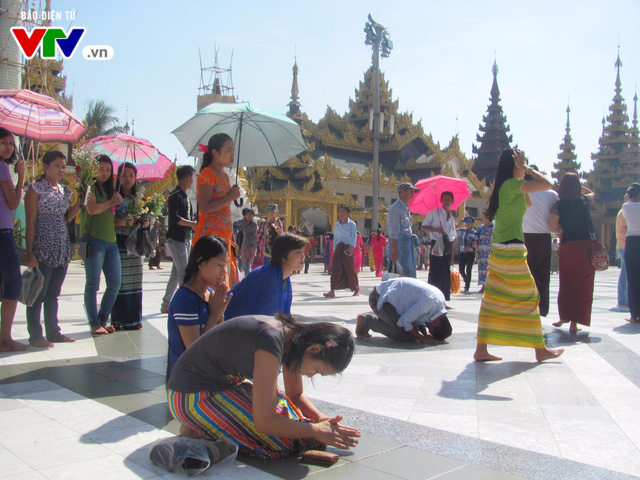 Lễ Tắm Phật và nghi lễ cầu may mắn tại các chùa ở Myanmar - Ảnh 6.