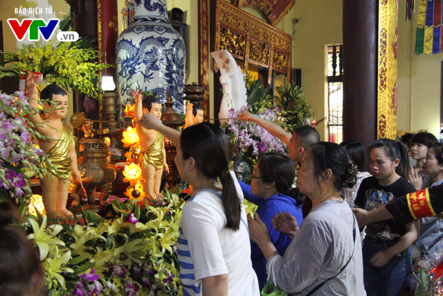 Người dân nô nức đi lễ chùa Quán Sứ trong ngày Đại lễ Phật đản - Ảnh 6.