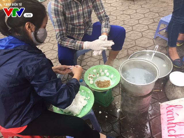 Bánh trôi, bánh chay cháy hàng ngày Tết Hàn thực - Ảnh 3.