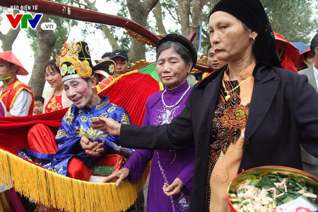 Kiệu vua, chúa nghiêng ngả trong lễ rước độc nhất vô nhị tại Hà Nội - Ảnh 13.