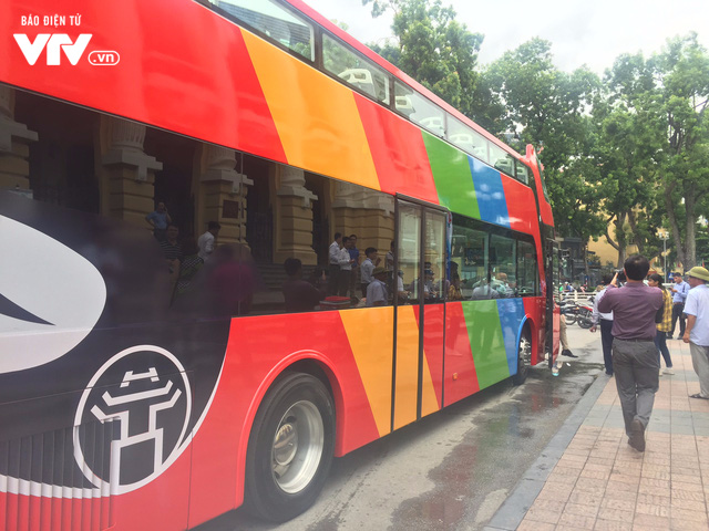 Cận cảnh xe bus 2 tầng dạo quanh thành phố Hà Nội - Ảnh 2.