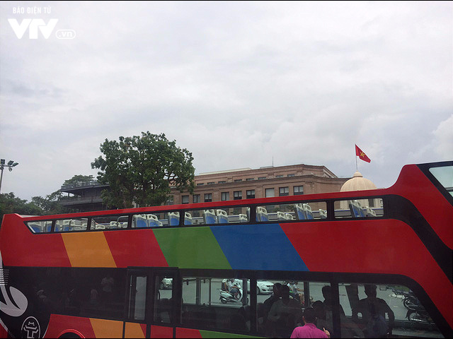 Cận cảnh xe bus 2 tầng dạo quanh thành phố Hà Nội - Ảnh 3.