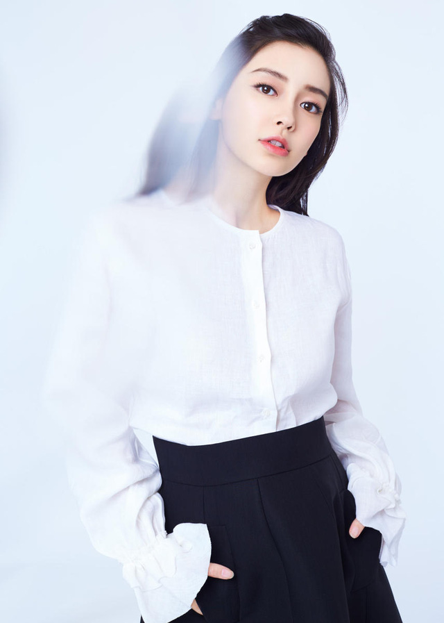 Bà mẹ trẻ Angelababy đẹp không tì vết trong ngày tái xuất - Ảnh 2. Bà mẹ trẻ Angelababy đẹp không tì vết trong ngày tái xuất - Ảnh 2.