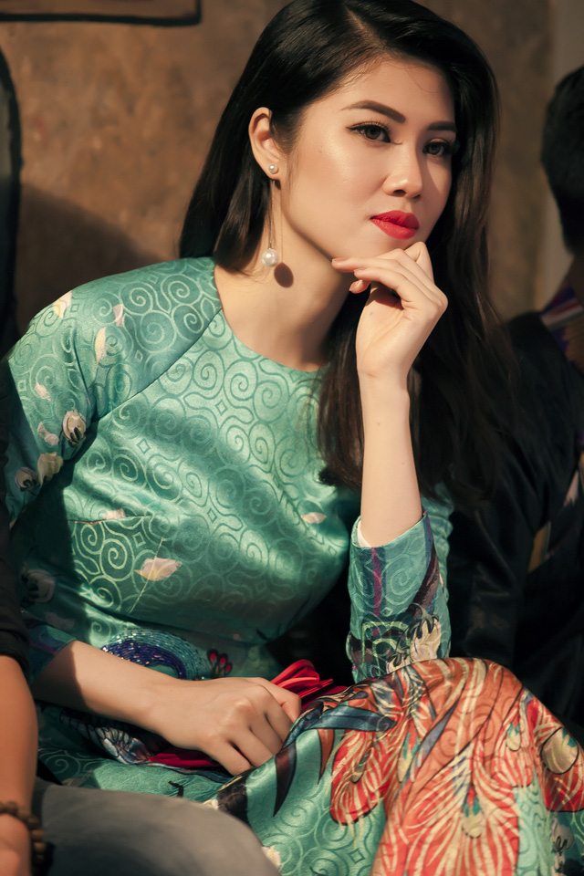 Á hậu Lệ Hằng, Diễm Hương kín đáo với áo dài xưa - Ảnh 4. Á hậu Lệ Hằng, Diễm Hương kín đáo với áo dài xưa - Ảnh 4.