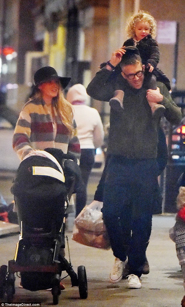 Mỹ nh&acirc;n gợi t&igrave;nh nước Mỹ hạnh ph&uacute;c b&ecirc;n chồng con - Ảnh 2.