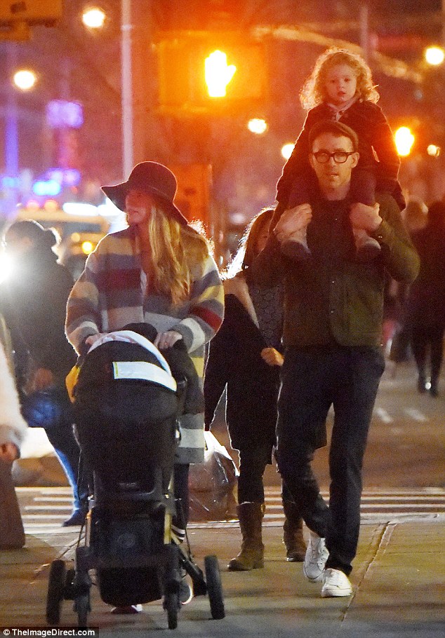 Mỹ nh&acirc;n gợi t&igrave;nh nước Mỹ hạnh ph&uacute;c b&ecirc;n chồng con - Ảnh 6.