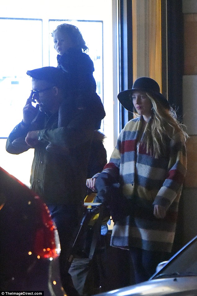 Mỹ nh&acirc;n gợi t&igrave;nh nước Mỹ hạnh ph&uacute;c b&ecirc;n chồng con - Ảnh 16.