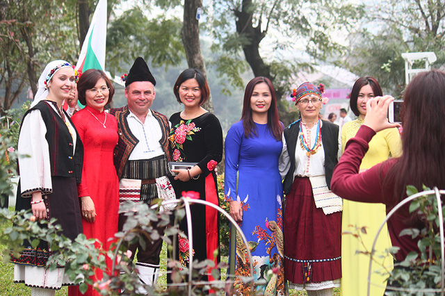 Vỡ mộng thượng uyển, thiếu nữ hăng hái chụp với hoa hồng kiểu Bulgaria - Ảnh 12. Vỡ mộng thượng uyển, thiếu nữ hăng hái chụp với hoa hồng kiểu Bulgaria - Ảnh 12.