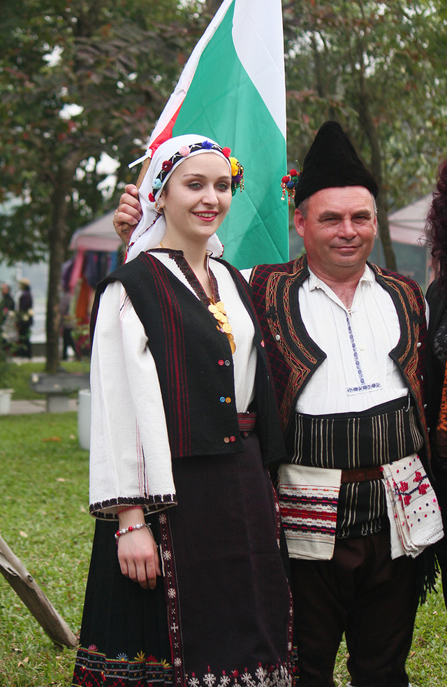 Vỡ mộng thượng uyển, thiếu nữ hăng hái chụp với hoa hồng kiểu Bulgaria - Ảnh 14. Vỡ mộng thượng uyển, thiếu nữ hăng hái chụp với hoa hồng kiểu Bulgaria - Ảnh 14.