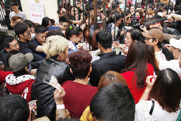 Lễ hội hoa hồng lộn xộn, người d&acirc;n đ&ograve;i trả v&eacute;: BTC l&ecirc;n tiếng xin lỗi - Ảnh 6.